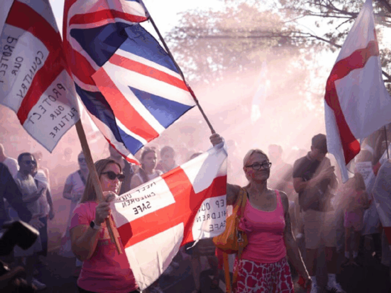 Britania në zjarr protestash kundër emigracionit të paligjshëm: “Duam siguri, jo hotele për emigrantët!”…