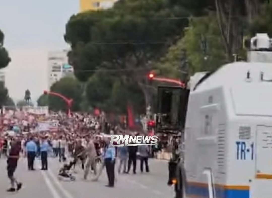 Protestuesit çajnë gardhin metalik dhe kordonin policor, marshojnë drejt Kryeministrisë …