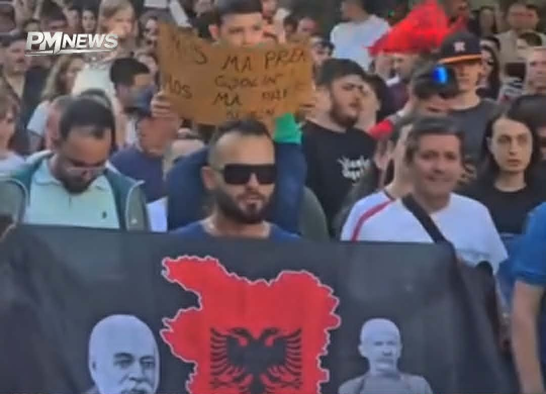 VIDEO: Pjesëmarrje masive në protestën qytetare në Korçë, banorët mbushin rrugët!