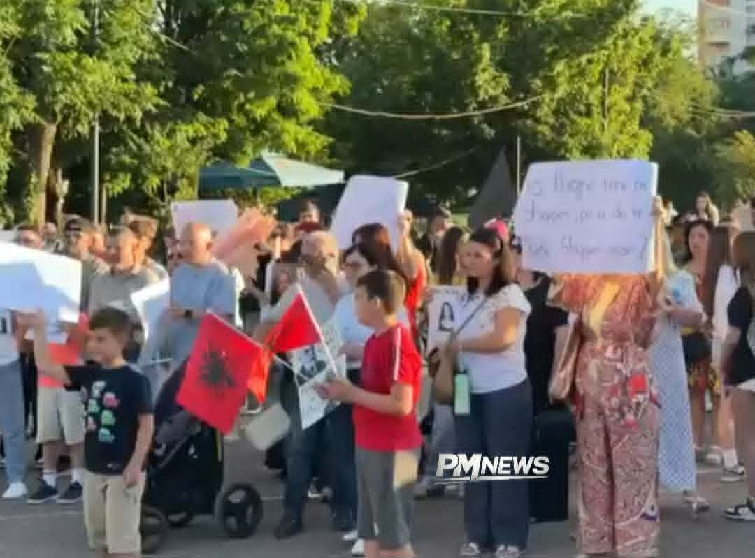 VIDEO: Qindra qytetarë protestojnë në Elbasan, thirrje kundër klasës politike dhe në mbështetje të kauzave qytetare …